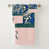 Monogram Paisley Blue Sage Green Light Blush Pink Bad Handdoek (Insitu)