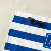 Monogram papaverblauwe stripes strandlaken (In situ)