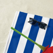 Monogram papaverblauwe stripes strandlaken (In situ)