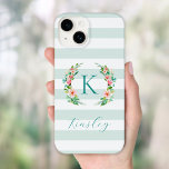 Monogram Paradise Floral en Mint Stripes Case-Mate iPhone 14 Hoesje<br><div class="desc">Dit leuke trendy ontwerp is voorzien van een munt en een witte gestreepte achtergrond met kleurrijke florale kreet. Pas het ontwerp aan met jouw naam en monogram of andere tekst. Gebruik de ontwerphulpmiddelen om het even welke achtergrondkleur te kiezen, de tekstdoopvonten en de kleuren uit te geven of uw eigen...</div>