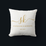 Monogram Pas getrouwd Gold Script Weddenschap Gift Kussen<br><div class="desc">Geef deze eenvoudige en mooie kussen een persoonlijk tintje met het bruid- en bruinmonogram, de naam en de trouwdatum voor een cadeautje van een soort voor de nieuwe rassen. Zij zullen gewoon blij zijn met deze unieke bewaarplaats die hen zal herinneren aan hun speciale dag. Ideaal geschenk voor verjaardagen en...</div>