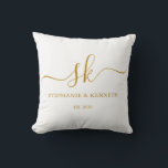 Monogram Pas getrouwd Gold Script Weddenschap Gift Kussen<br><div class="desc">Geef deze eenvoudige en mooie kussen een persoonlijk tintje met het bruid- en bruinmonogram, de naam en de trouwdatum voor een cadeautje van een soort voor de nieuwe rassen. Zij zullen gewoon blij zijn met deze unieke bewaarplaats die hen zal herinneren aan hun speciale dag. Ideaal geschenk voor verjaardagen en...</div>