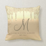 Monogram Pas getrouwd Platinum Gold Glitter Driver Kussen<br><div class="desc">Een elegante gepersonaliseerde monogrammed newlyweds keepomwille bruiloft gooit kussen naar cadeau aan de bruid en de bruid. Aanpassen met je achternaam.</div>