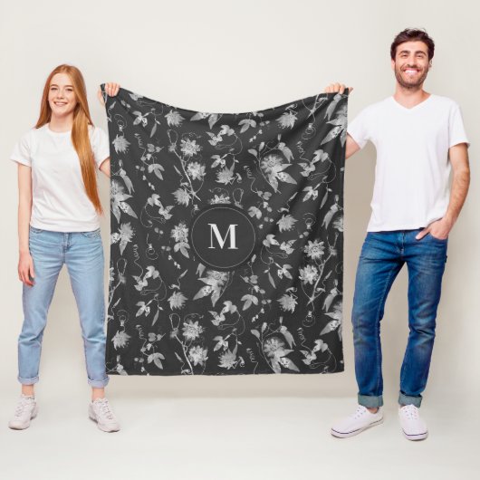 Monogram Passion Flowers Dark Gray Fleece Deken (In situ)