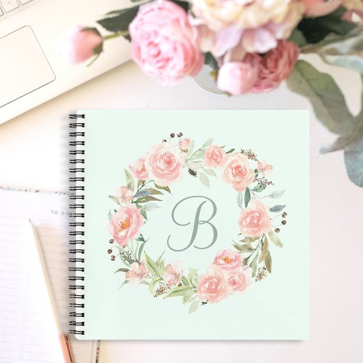 Monogram pastel roze bloem krans dagboek notitieboek