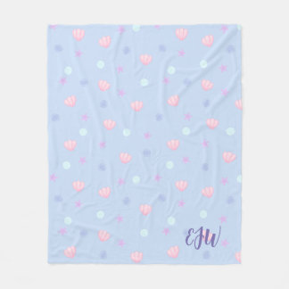 Monogram Pastelschelpen en parels in Periwinkle Fleece Deken