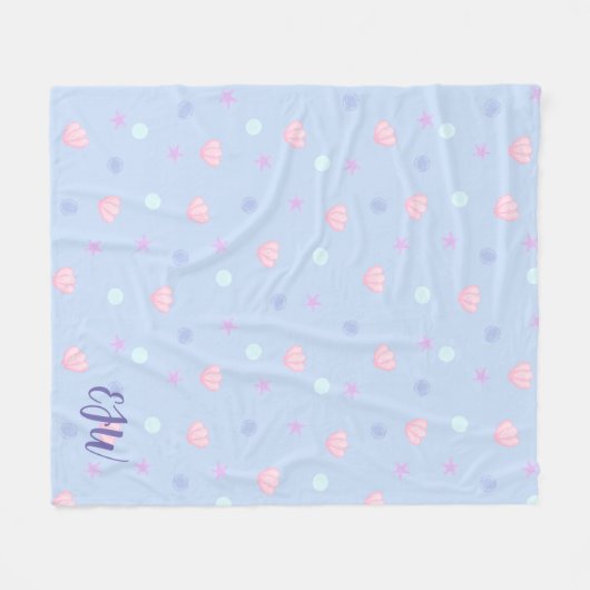 Monogram Pastelschelpen en parels in Periwinkle Fleece Deken (Voorkant (Horizontaal))