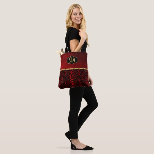 Monogram patroon Rood en luipaard Tote Bag (Op model)