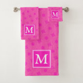 Monogram patroon van hete roze cirkels bad handdoek (Insitu)