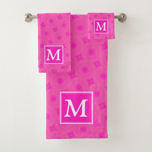 Monogram patroon van hete roze cirkels bad handdoek (Insitu)