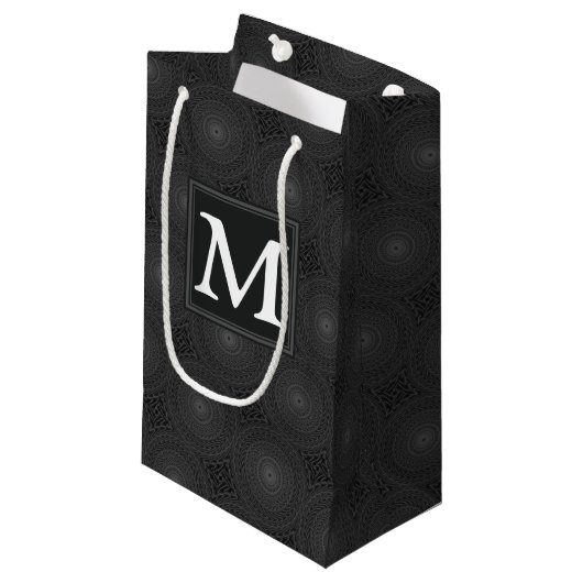 Monogram patroon van koolcirkels klein cadeauzakje (Voorkant Gekanteld)