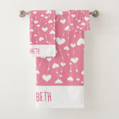 Monogram personaliseer roze witte harten bad handdoek (Insitu)