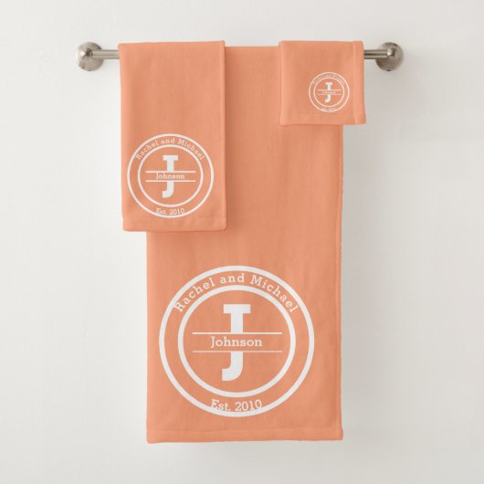 Monogram Perzik Getrouwd Stel Elegante Minimalist Bad Handdoek (Insitu)