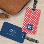 Monogram Picnic Red Gingham en Blue Bagagelabel<br><div class="desc">Reis in stijl met dit stijlvolle monogram bagagelabel met een blauw vierkant tegen een picknick red gingham patroon aan de voorkant met een gelijke blauwe achterkant. Pas het aan door de placeholder tekst te vervangen. Voor meer opties zoals het veranderen van de doopvont en het is grootte/kleur of het uit...</div>