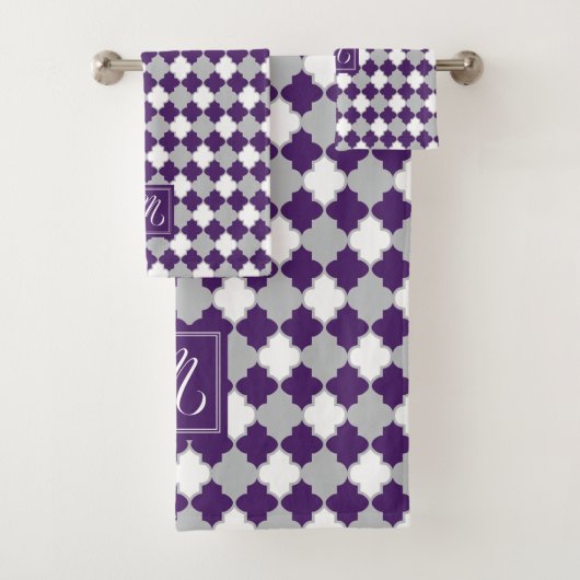 Monogram Plum Paars, Grey en White Quatrefoil Bad Handdoek (Insitu)
