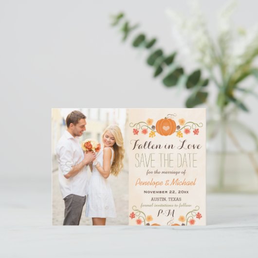 Monogram Pumpkin Fall Wedding Save the Date Aankondigingskaart (Staand voorkant)