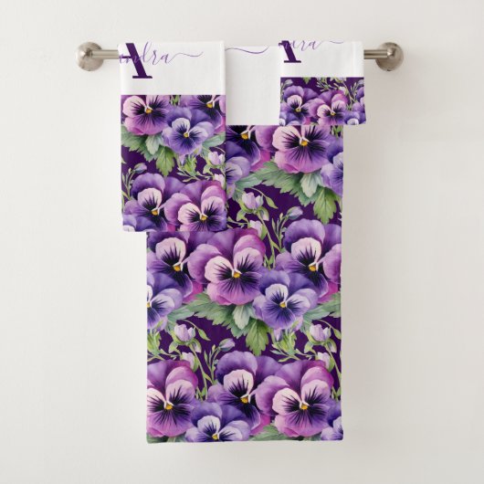Monogram Purple and White Pansy Pansies Towel Set Bad Handdoek (Insitu)