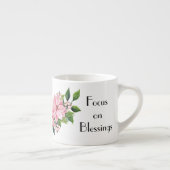 Monogram & Quote, Roze Poinsettia Swag op 6oz Espresso Kop (Rechts)