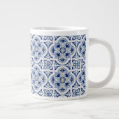 Monogram R, Blue Sicilian Tegel Giant Coffee Mok (Rechts)