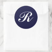 Monogram R, witte letters op donkerblauw Ronde Sticker (Tas)