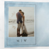 Monogram & Rand Elegant Dusty Blue Wedding Drieluik Uitnodiging (Binnenzijde eerst)