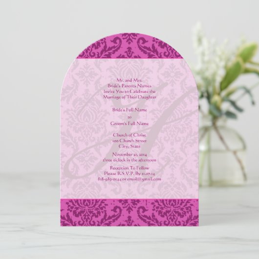 Monogram Raspberry Pink Damask Wedding Uitnodiging (Staand voorkant)