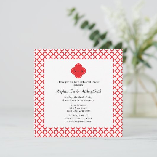 Monogram Red Quatrefoil Pattern Rehearsal Dinner Kaart (Staand voorkant)