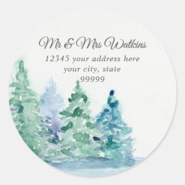 Monogram retouradres bergmeer met dennenbomen ronde sticker