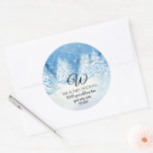 Monogram retouradres besneeuwde winterbomen ronde sticker (Envelop)