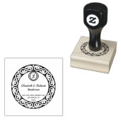 Monogram retouradres in  scrollcirkel rubberstempel (Gestempeld)