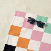 Monogram Retro Checkerboard Aangepast monogram Strandlaken (In situ)