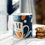 Monogram retro mideeuw blauwgroen madeliefjes koffiemok<br><div class="desc">Monogram retro midden eeuw 70ies blauwgroen marineblauw madeliefje  modern retro stijl gepersonaliseerde naam koffie mok bruidsmeisje geschenken bruids feest gunsten</div>