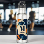 Monogram retro mideeuw blauwgroen madeliefjes waterfles<br><div class="desc">Monogram retro midden eeuw 70ies blauwgroen marineblauw madeliefje modern retro stijl gepersonaliseerde naam waterfles bruidsmeisje geschenken bruids feest gunsten</div>