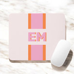 Monogram Retro Roze Sinaasappel Muismat<br><div class="desc">Upgrade uw werkruimte met een gepersonaliseerde mousepad die charme en moderne functionaliteit combineert. Uw monogram staat centraal in een vet schreefloos lettertype, versterkt door een slagschaduweffect dat diepte en dimensie toevoegt. Het retro kleurenpalet brengt een speelse maar verfijnde touch, waardoor deze mousepad niet alleen een hulpmiddel is, maar een stijlvol...</div>
