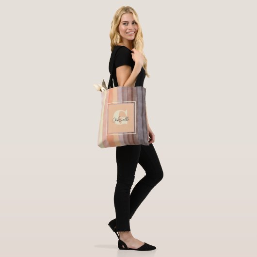 Monogram retro sunset stripe boho waterverf ombre tote bag (Op model)