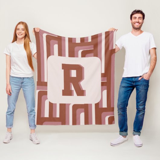 Monogram retro terracotta geometrisch patroon fleece deken (In situ)