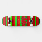 Monogram, rode draak op groen metaaleffect persoonlijk skateboard (Horizontaal)