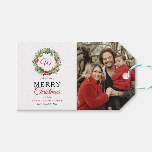 Monogram Rode Krans Vrolijke Kerstfoto Cadeaulabel (Voorkant (Horizontaal))