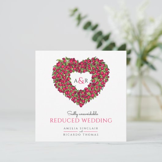 Monogram rode tulpen hart gereduceerd bruiloft aankondiging (Staand voorkant)