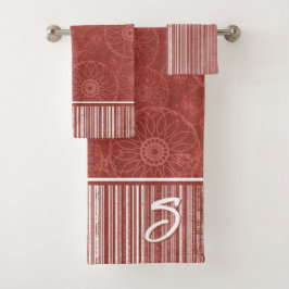 Monogram rood boho patroon en witte strepen bad handdoek