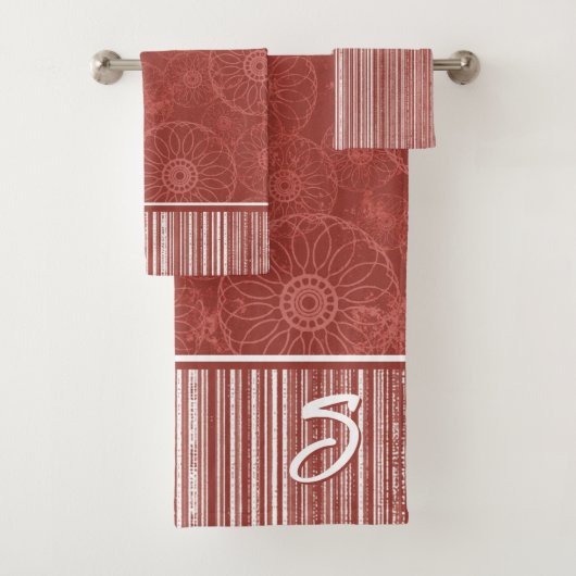 Monogram rood boho patroon en witte strepen bad handdoek (Insitu)