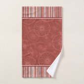 Monogram rood boho patroon en witte strepen bad handdoek (Handdoek)