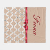 Monogram Rood Bow Ribbon en Witte Quatrefoil Fleece Deken (Voorkant (Horizontaal))