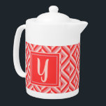 Monogram Rood Drietonig Diamantpatroon Theepot<br><div class="desc">Verwarm je thee in deze Monogram Red Three-Tone Diamond Pattern Theepot. Het heeft een geometrisch ruitpatroon in drie tinten rood met een initiaal in lichtrood tegen een donkerrood vierkant. Personaliseer het met je initiaal. Een geweldig cadeau idee voor die stijlvolle theeliefhebber in je leven.</div>