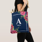 Monogram Rood en Roze Bloemen Donkere Navy Blauw Tote Bag (Dichtbij)
