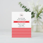 Monogram Rood en Witte Chevron Pattern Wedding Aankondigingskaart (Staand voorkant)