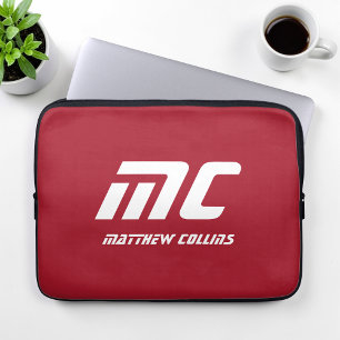Monogram Rood Minimalistische Naam Witte Tekst Aan Laptop Sleeve