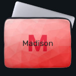 Monogram rood verloop geometrisch maaspatroon laptop sleeve<br><div class="desc">Monogram personaliseer met uw douane initiaal en naam. Rood geometrisch verloopmaaspatroon. Driehoekgeometrische maas met licht donkerrood ombre gradiënt. patroon,  ombre,  mesh,  driehoeken,  geometrie,  geometrie,  gradiënt,  cool,  driehoek,  helder,  rood</div>