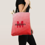 Monogram rood verloop geometrisch maaspatroon tote bag<br><div class="desc">Monogram personaliseer met uw douane initiaal en naam. Rood geometrisch verloopmaaspatroon. Driehoekgeometrische maas met licht donkerrood ombre gradiënt. patroon, ombre, mesh, driehoeken, geometrie, geometrie, gradiënt, cool, driehoek, helder, rood</div>