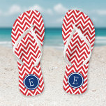 Monogram rood wit en blauw Chevron Teenslippers<br><div class="desc">Aangepast gedrukte flip flop sandalen met een stijlvol modern chevron-patroon en uw aangepaste monogram of andere tekst in een cirkelvormig lijst. Klik aanpassen het om tekstdoopvonten en kleuren te veranderen of uw eigen afbeeldingen toe te voegen om unieke één van een soortontwerp te creëer!</div>